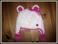 Chlupatá čepice s ouškama a mašličkou